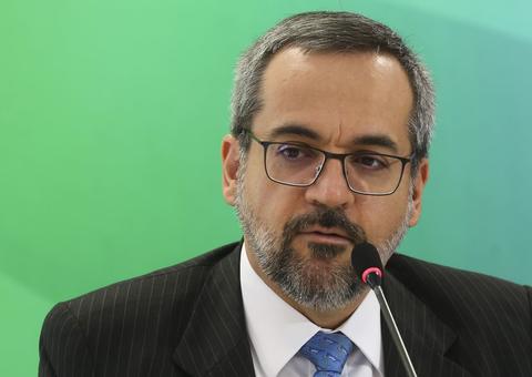 Ministro pede que estudantes tenham cuidado com fake news sobre Enem