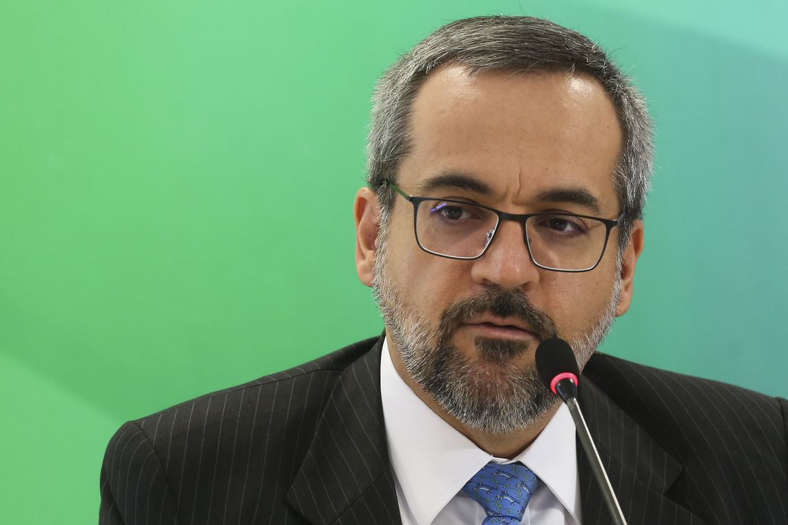 Ministro pede que estudantes tenham cuidado com fake news sobre Enem