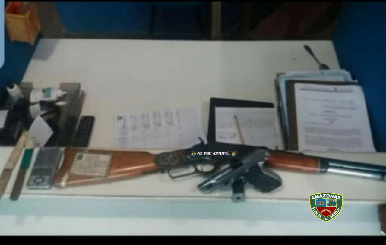 Polícia encontra rifle e pistola debaixo de cama de adolescente no Amazonas