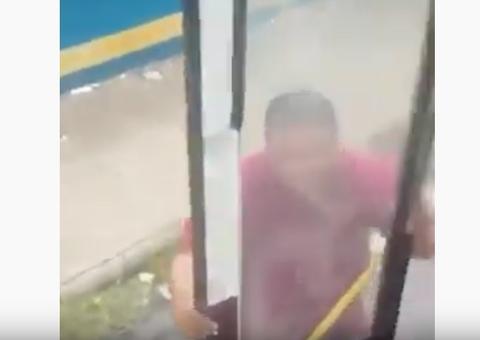 Vídeo: Porta de ônibus sucateado despenca no meio da rua durante percurso em Manaus