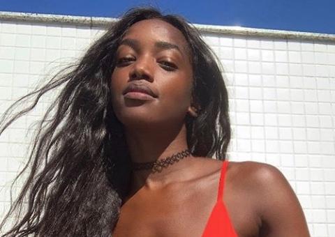 Iza exibe corpaço natural de biquininho em pose ousada: 'surreal'