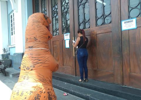 Em Manaus, T-Rex surge em escola e surpreende candidata atrasada para prova do Enem 