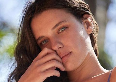 Bruna Linzmeyer posa com seio à mostra sem censura