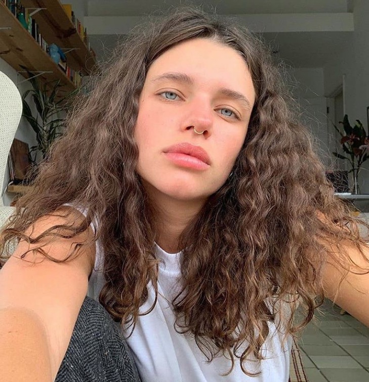 Bruna Linzmeyer posa com seio à mostra sem censura