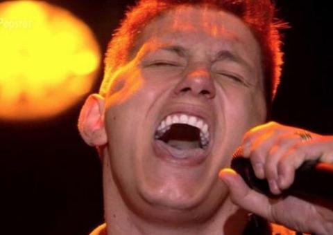 Goleiro Jakson Follmann emociona ao cantar Cristiano Araújo no 'Popstar'