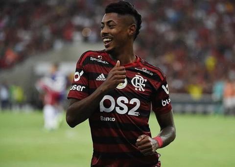 Flamengo goleia Corinthians e mantém vantagem na ponta do Brasileiro