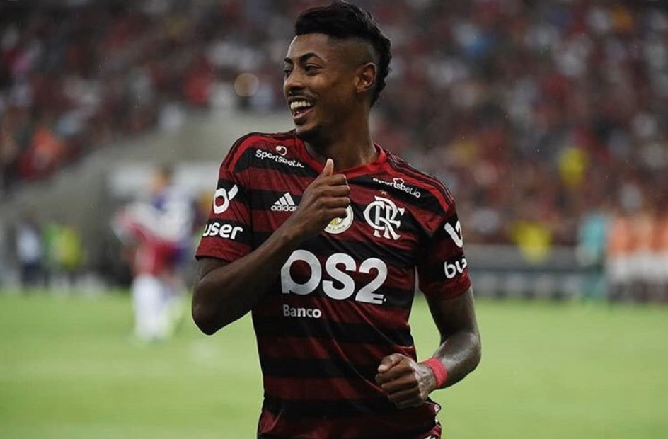 Flamengo goleia Corinthians e mantém vantagem na ponta do Brasileiro