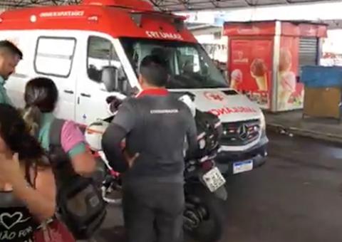 Mulher tem pernas esmagadas por ônibus dentro do T3 Manaus