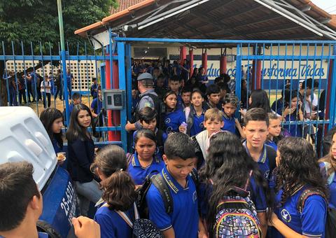 Desesperados com rumores de chacina, pais correm para retirar filhos de escola em Manaus