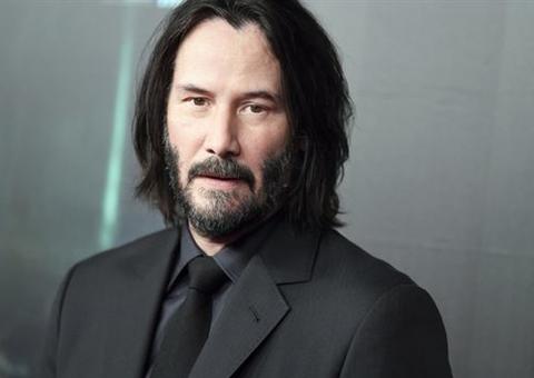 Após décadas, Keanu Reeves surge com nova namorada em evento
