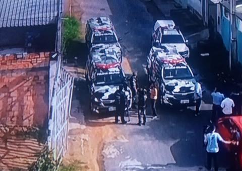 Assaltantes mantêm jovem refém e exigem advogado para negociar rendição em Manaus