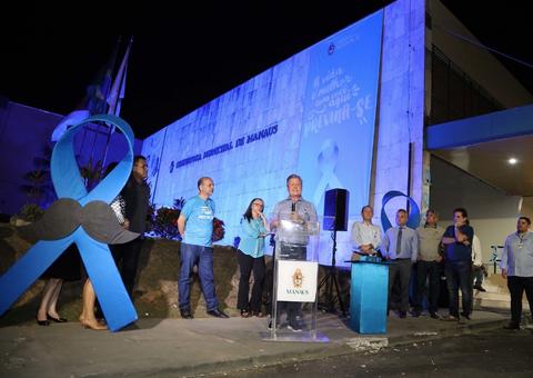 Arthur abre programação do ‘Novembro Azul’ em Manaus iluminando prédio da prefeitura