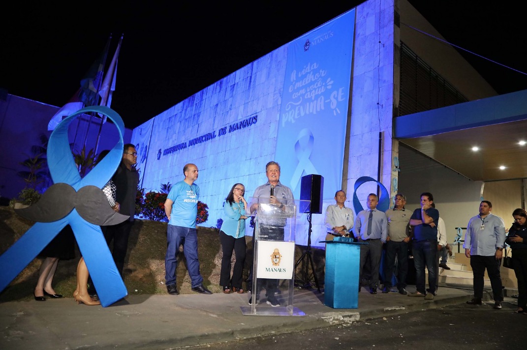 Arthur abre programação do ‘Novembro Azul’ em Manaus iluminando prédio da prefeitura