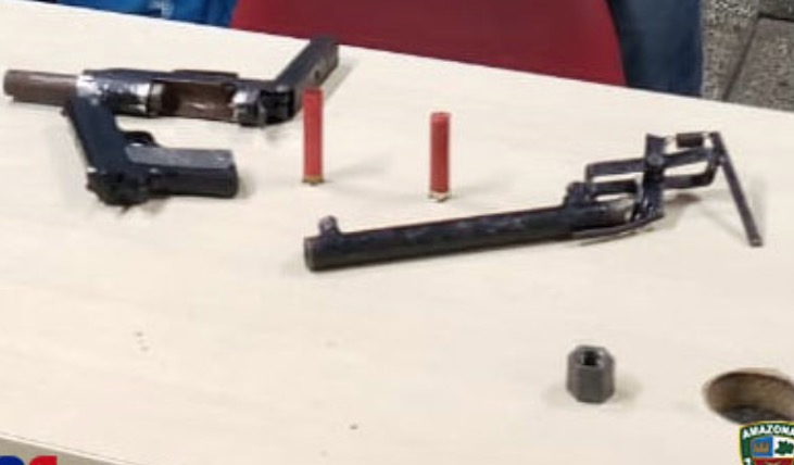 Dupla é presa ao ser flagrada com armas dentro de ônibus em Manaus