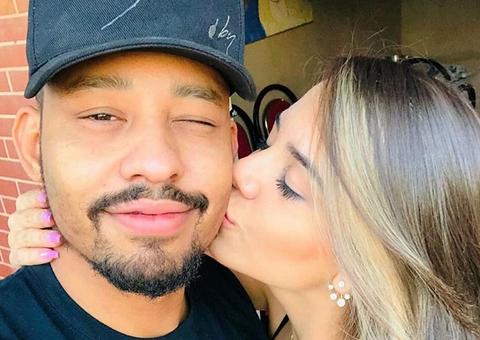 Ator de 'Bom Sucesso' posta foto com bumbum da noiva em evidência: 'dá trabalho