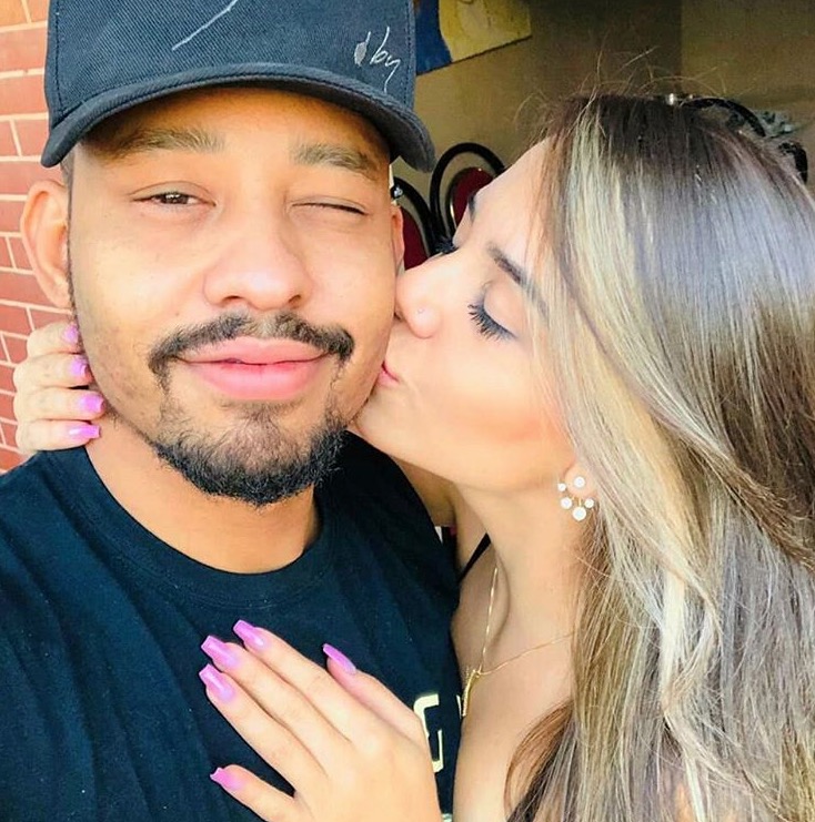 Ator de 'Bom Sucesso' posta foto com bumbum da noiva em evidência: 'dá trabalho