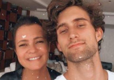 Adriana Esteves surge com filho gato em vídeo e impressiona fãs