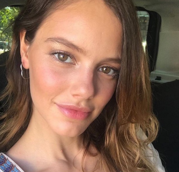 Laura Neiva exibe barrigão em foto aos 7 meses de gravidez 