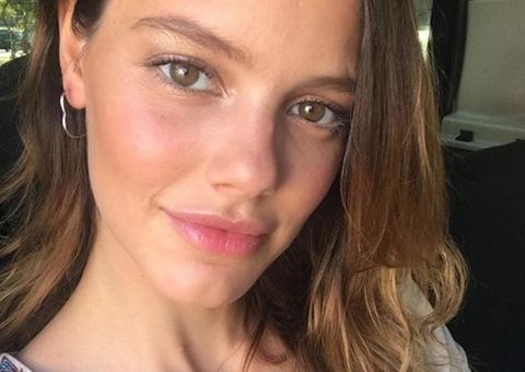 Laura Neiva exibe barrigão em foto aos 7 meses de gravidez 