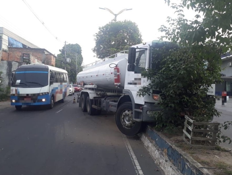 Caminhão desgovernado invade canteiro central e bloqueia trecho de avenida em Manaus