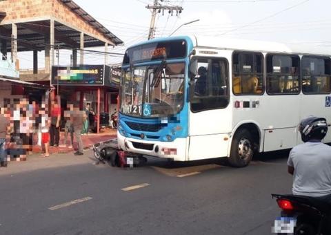 Motociclista é atropelado por ônibus ao tentar entrar em rua em Manaus