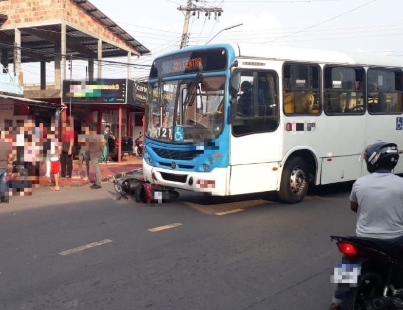 Motociclista é atropelado por ônibus ao tentar entrar em rua em Manaus