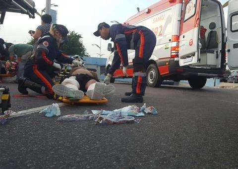 Em Manaus, homem tem as duas pernas quebradas ao ser atropelado na frente do T5