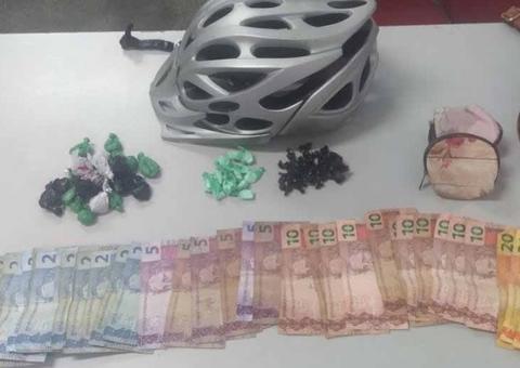 Em Manaus, mulher é presa com mais de 60 trouxinhas de drogas escondidas na bolsa