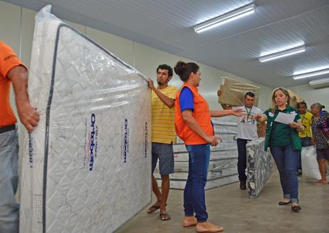 Famílias vítimas do incêndio no Educandos recebem donativos em Manaus