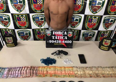 Em Manaus, homem fica nervoso ao avistar viatura e é preso pela PM com arma e droga