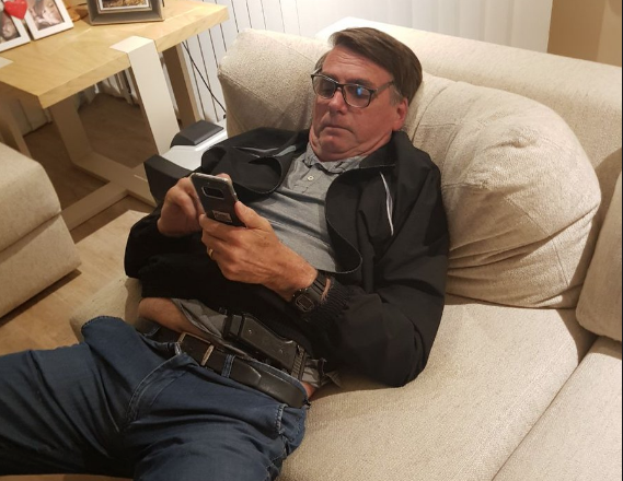 PGR diz que Bolsonaro tem direito de bloquear quem quiser em sua rede social