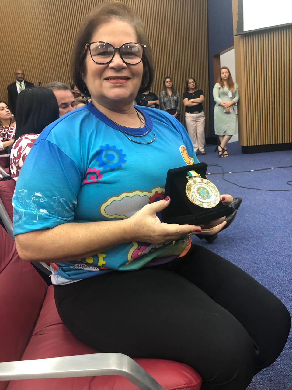 Diretora do Lar Batista Janell Doyle recebe homenagem em Brasília