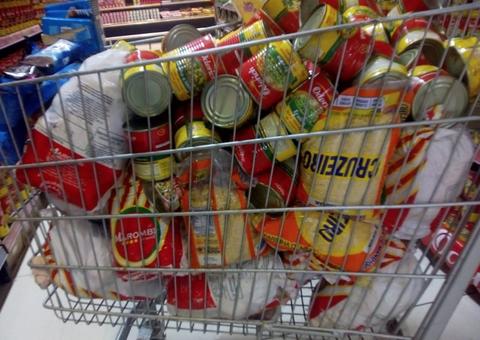 Supermercado é flagrado vendendo mais de 50 kg de produtos vencidos em Manaus