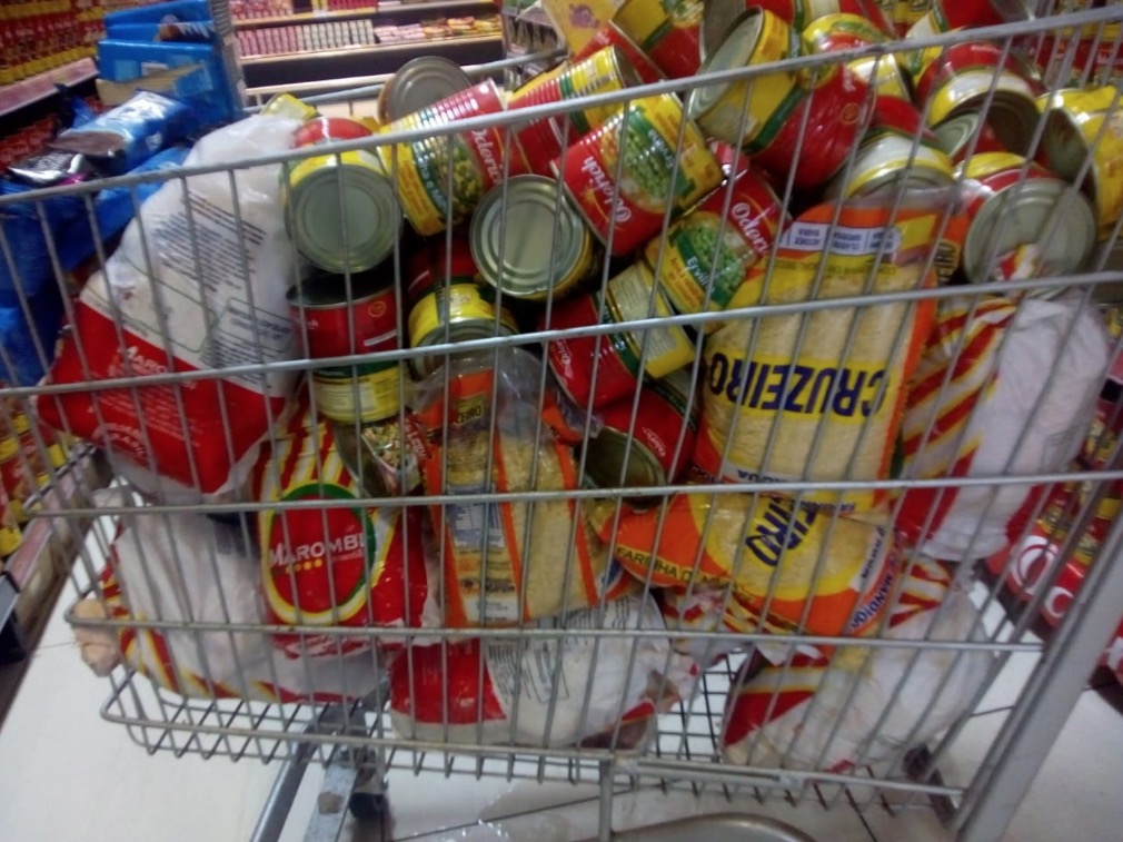 Supermercado é flagrado vendendo mais de 50 kg de produtos vencidos em Manaus