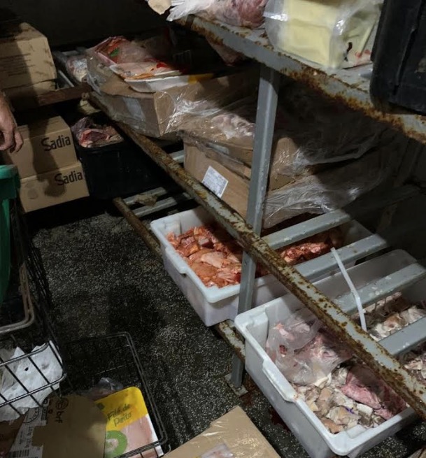 Em Manaus, 230 quilos de carne e produtos vencidos são recolhidos de supermercados 