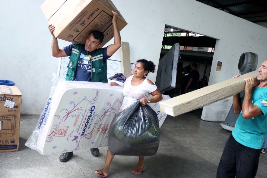 Prefeitura continua com a entrega de donativos às famílias do Educandos