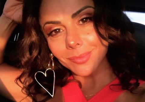 De bumbum para cima, Viviane Araújo abusa de fio-dental invisível: 'espetáculo'  