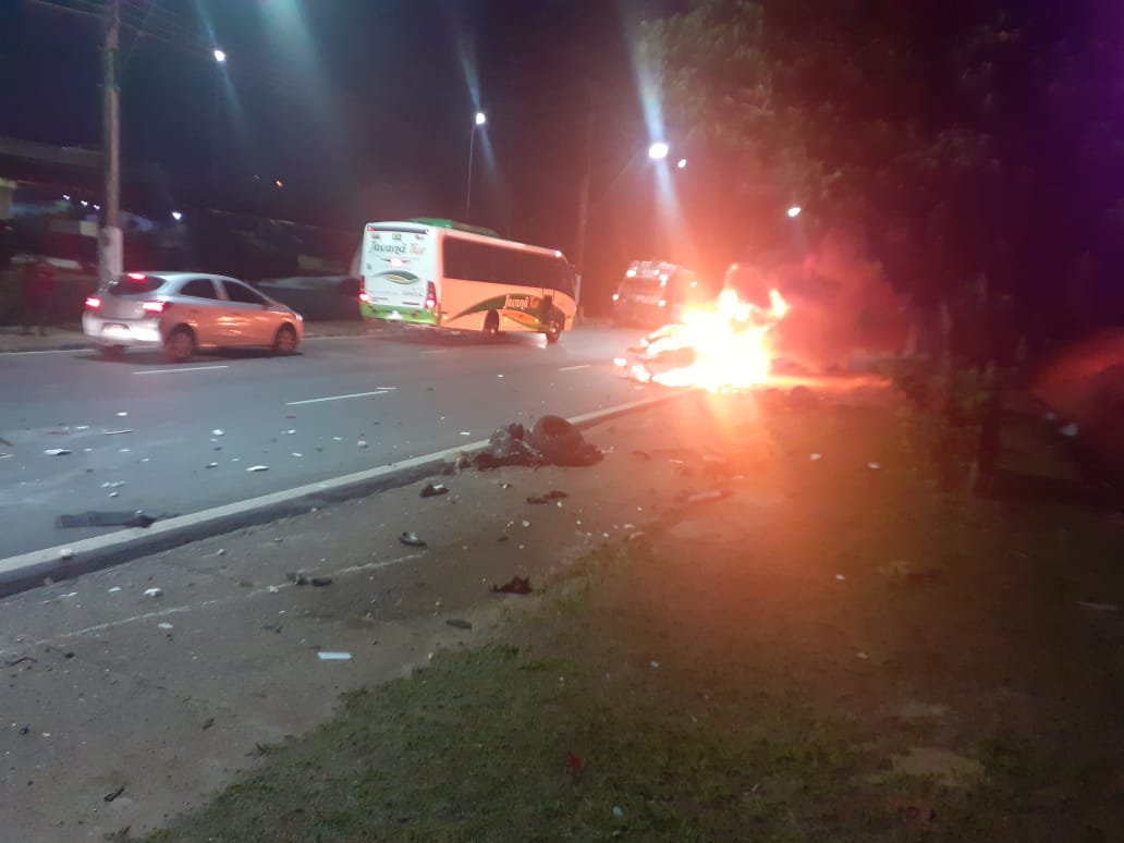 Carro se desintegra e pega fogo após colisão violenta em Manaus 