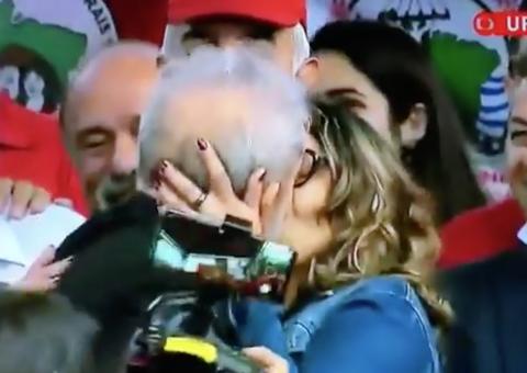 Lula anuncia que namorada aceitou pedido de casamento e casal se beija ao vivo