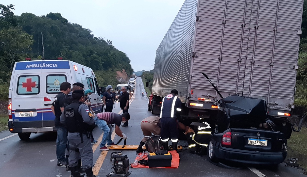 Carro é 'engolido' por carreta e acidente deixa dois mortos  na BR-174