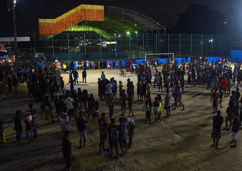 Adolescente é flagrada seminua durante festa ‘paredão’ em Manaus 