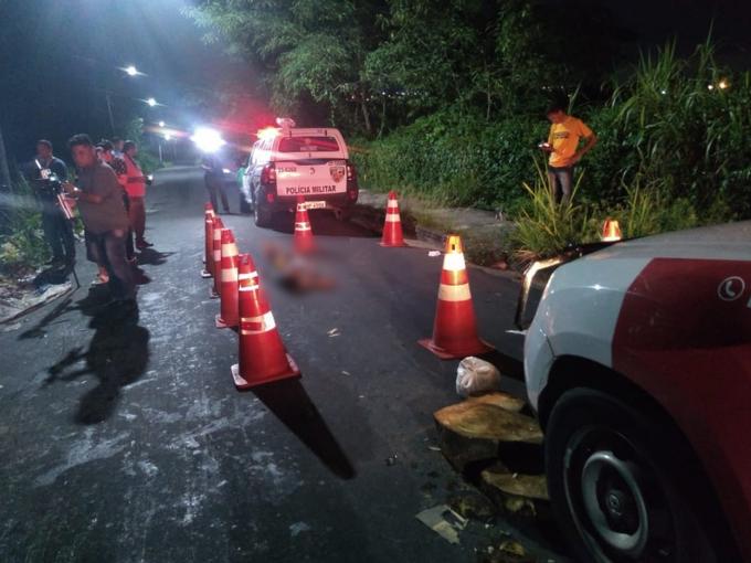 Em Manaus, corpo de adolescente desovado em rua foi atingido com três tiros 