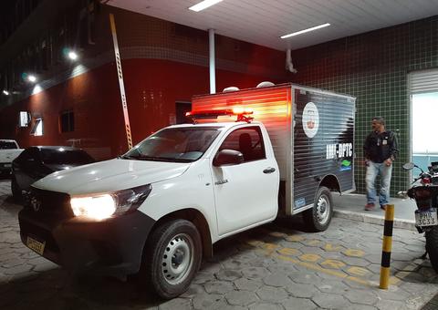 Homem é morto a tiros na frente da companheira após atender porta em Manaus 