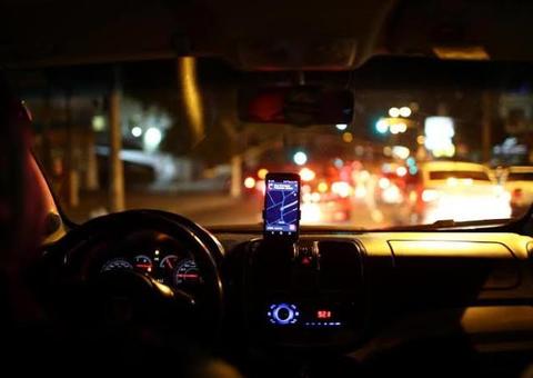 Refém, motorista de app joga carro contra ônibus para escapar de assalto em Manaus