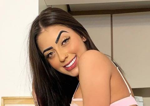 MC Mirella posa na cama levando pegada de funkeiro