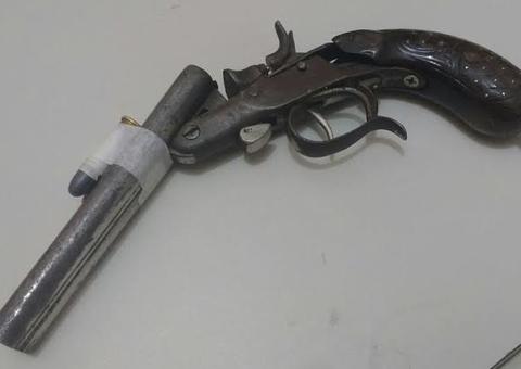 Em Manaus, grupo em fuga abandona arma no meio da rua ao ver viatura