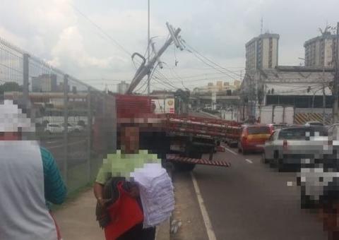 Em Manaus, caminhão bate em poste e invade Centro de Convenções Vasco Vasques 