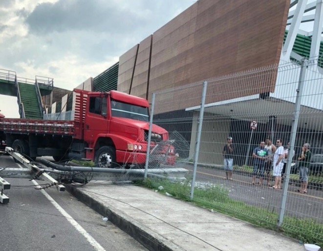 Em Manaus, caminhão bate em poste e invade Centro de Convenções Vasco Vasques 