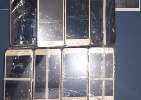Cadeirante é flagrada tentando entrar com oito celulares em presídio de Manaus 