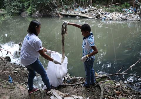 Mais de 3 toneladas de resíduos são recolhidas do igarapé do Mindu em Manaus